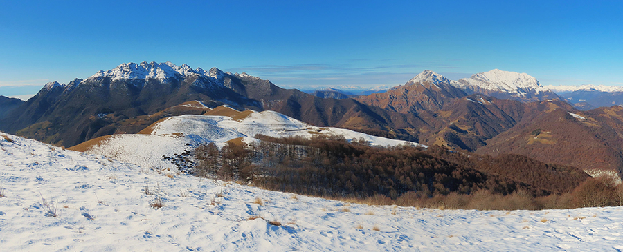 Vista panoramica salendo dalla Malga Cucco allo Zuc de Valmana pestando neve